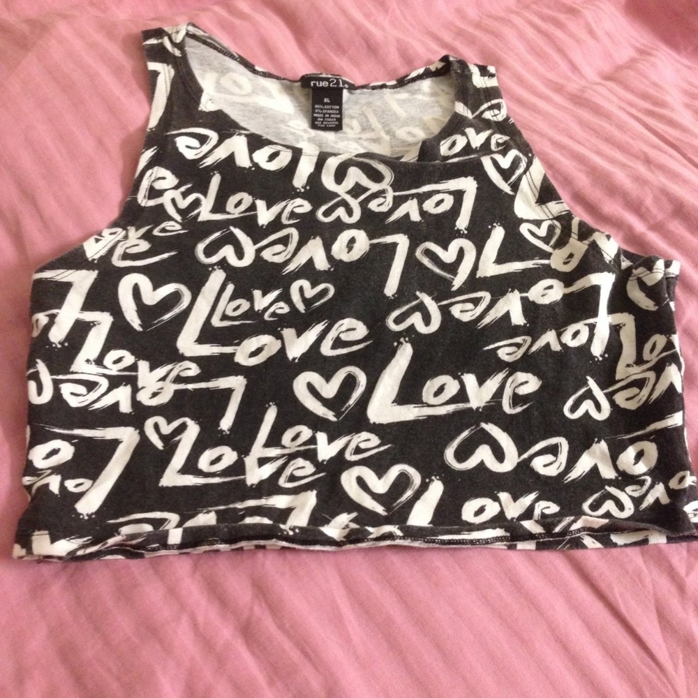10/$25 Black and white graphic print crop top